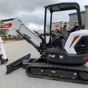 2022 BOBCAT E42R2 MINI EXCAVATOR, 708 HRS, CAB, HEAT/AC, RADIO, LONG ARM, THUMB
